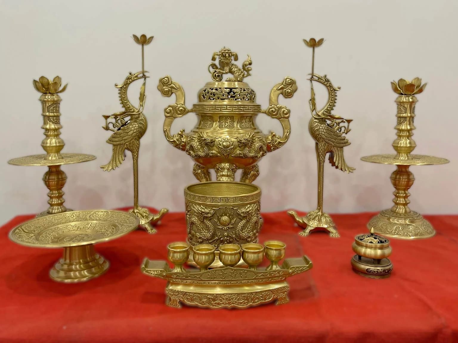 Đồ thờ bằng đồng cổ kính bền bỉ theo năm tháng